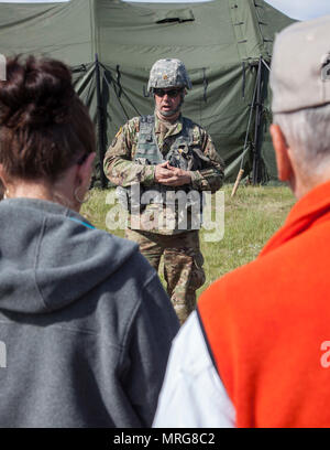 Us-Armee Maj. Matthew Savage mit dem 709Th Area Support Medical Unternehmen, Oklahoma Army National Guard Schriftsatz Mitglieder der South Dakota der militärischen Angelegenheiten über medizinische Operationen während des goldenen Coyote Übung an der Basis Custer, S.D., 15. Juni 2017. Die goldenen Coyote Übung ist eine dreiphasige, Szenario-driven Übung in den Black Hills von South Dakota und Wyoming, mit dem Kommandanten auf der Mission wesentliche Anforderungen der Aufgabe, Krieger Aufgaben und Übungen zu konzentrieren. (U.S. Armee Foto von SPC. Kevin Kim) Stockfoto