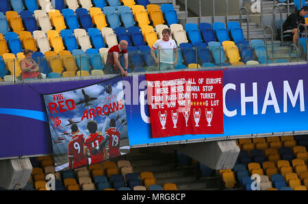 Liverpool fans hängen Sie ein Banner auf der Tribüne vor dem Finale der UEFA Champions League im NSK Olimpiyskiy Stadion, Kiew. Stockfoto