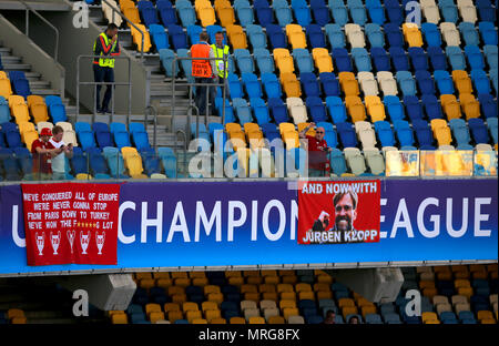 Liverpool fans hängen Sie ein Banner auf der Tribüne vor dem Finale der UEFA Champions League im NSK Olimpiyskiy Stadion, Kiew. Stockfoto