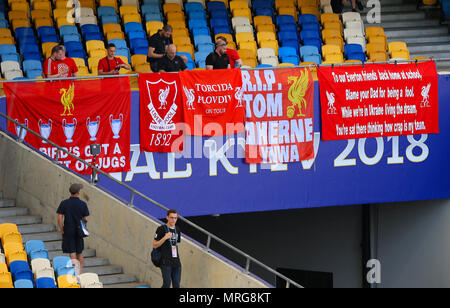 Liverpool fans hängen Sie ein Banner auf der Tribüne vor dem Finale der UEFA Champions League im NSK Olimpiyskiy Stadion, Kiew. Stockfoto