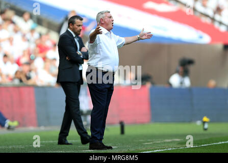 Fulham Manager Slavisa Jokanovic (links) und Aston Villa Manager Steve Bruce Gesten auf dem touchline während der Sky Bet Meisterschaft finale im Wembley Stadion, London. Stockfoto