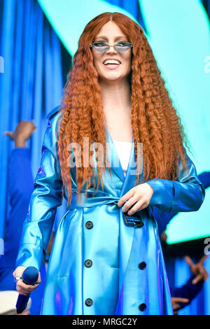 Jess Glynne führt während des ersten Tages des von BBC Radio 1 Größte Wochenende an Singleton Park, Swansea. Stockfoto