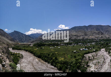 Kunar aka Chitral oder Fluss Kama in der Nähe von Lowari, Khyber Pakhtunkhwa Provinz, Pakistan Stockfoto