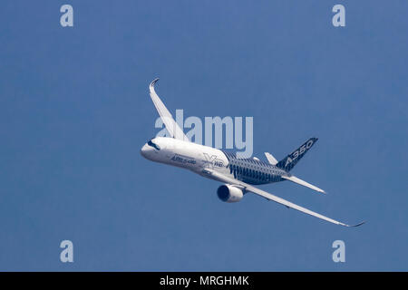 Zhuhai, Guangdong, China - November 02, 2016: Airbus A350 zeigt Demonstration Flug bei Airshow China 2016 Stockfoto