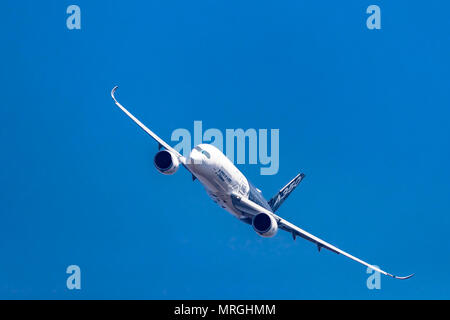 Zhuhai, Guangdong, China - November 02, 2016: Airbus A350 zeigt Demonstration Flug bei Airshow China 2016 Stockfoto