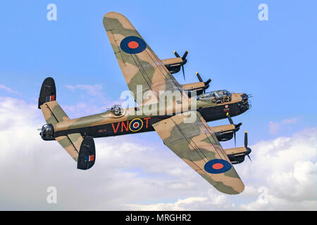 Die Royal Air Force die Schlacht um England's Memorial Flight 1945 Avro Lancaster B I PA 474' Stadt Lincoln", bemalt als VN-T 'Leiter'. Stockfoto