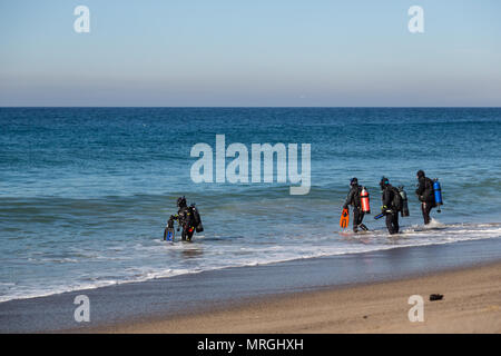 Eine Gruppe von Tauchern ins Wasser für einen Strand Tauchen (shore Dive) in Malibu, Kalifornien. Stockfoto