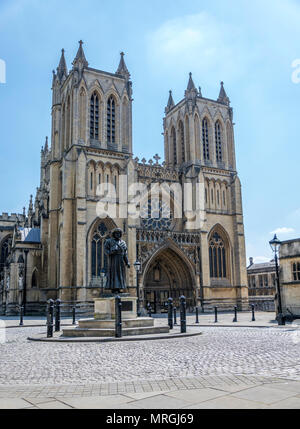 Westfassade der Kathedrale von Bristol mit Rajah Rammohun Roy Statue Stockfoto