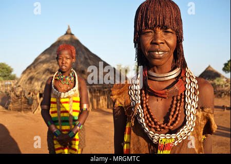 Mutter und Tochter von der Hamer Stamm (Äthiopien). Sie tragen die traditionelle Kleidung. Stockfoto