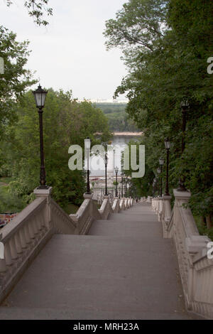 Treppe zum Denkmal der Magdeburger Recht in Kiew mit Dnjepr auf der Rückseite Stockfoto