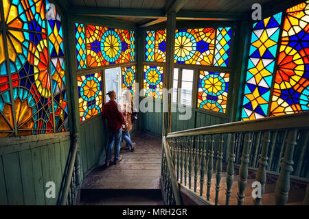 Romantisches Paar von Tourist am Balkon mit Treppe und buntes Mosaik Gläser in der Altstadt von Tiflis, Georgien. Stockfoto