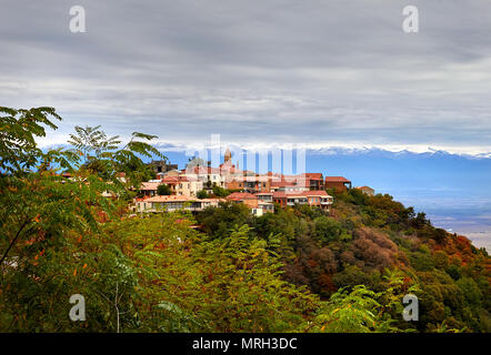 Blick auf signagi Stadt und Alasani Valley mit Bergen in Georgien Stockfoto