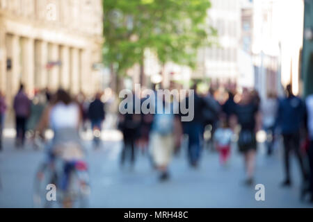 Verschwommen abstrakte Leute hintergrund, unkenntlich Silhouetten zu Fuß auf einer Straße der Stadt in einem belebten Stunde. Geschäftskonzept. Stockfoto