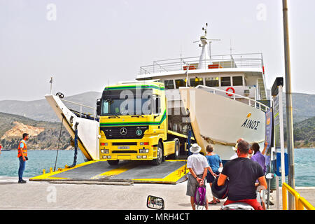 Die Fähre von Lixouri nach Argostoli Entladen der Fahrzeuge und Passagiere, während neue Passagiere warten Board auf der Hafenseite. Stockfoto