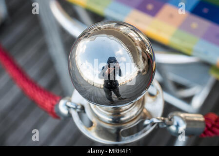 Die Reflexion in chrome Post von einem Fotografen ein Foto am Pier in Worthing Worthing, West Sussex, England, UK. Stockfoto