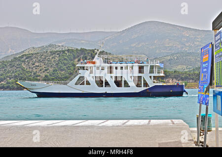 Das Fahrzeug- und Passagierfähre Sätze von Argostoli Hafen richtung Lixouri eine lange Küstenstraße Reise zu speichern. Stockfoto