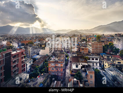 Herrliche Aussicht auf Kathmandu, die Hauptstadt Nepals, von der Dachterrasse bei Sonnenuntergang Stockfoto