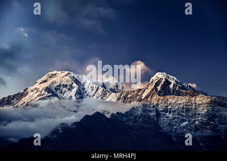 Snowy Annapurna Bergkette nachts Sternenhimmel in Nepal Stockfoto