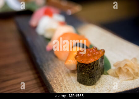 Sushi set, serviert auf Platte in einem Restaurant Stockfoto