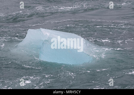 Eisschollen an der Jokulsarlon Gletscherlagune bei Breiðamerkurjökull, einem Auslaufgletscher des herrlichen Vatnajökull Gletschers, der dahinter liegt. Eisscholle, Eisschwimmen, Meereis, Drift-Eis, blaues Eis Eisscholle, Meereisbildung und -Merkmale, schwimmende Eisblöcke, Flöße und Hummocks, eine große Packung schwimmenden Eises am Diamond Beach. Der Jokulsarlon Gletscher, treiben, schwimmen, schmelzen, Erwärmung, polar, arktisch, global, Gletscher, blau, kalt, tauen Landschaft, Ozean Lagune schwarzen Sandstrand, Island. Stockfoto