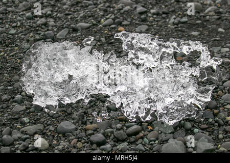 Die Gletscherlagune Jokulsarlon am Gletscher Breiðamerkurjökull, eine Steckdose auf die herrlichen Gletscher Vatnajökull, die jenseits davon liegt. Eis, Eis, Eis, Treibeis, Blue Ice Eisscholle, Meereisbildung und Funktionen, treibenden Eisblöcke, Luftmatratzen und Hängematten, eine große Packung von schwimmenden Eis auf dem Diamond Beach. Die jokulsarlon Gletscher, driften, Floating, Schmelzen, Erwärmung, Polar, Arktis, global, Gletscher, blau, kalt, Auftauen Landschaft, Meer lagoon Black Sand Beach, Island. Stockfoto