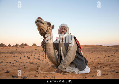 Meroe Pyramiden, Sudan - 19. Dezember 2015: ein Mann mit seinem Kamel in der Wüste Stockfoto