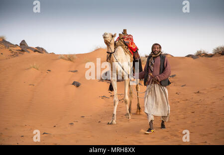 Meroe Pyramiden, Sudan - 19. Dezember 2015: ein Mann mit seinem Kamel in der Wüste Stockfoto