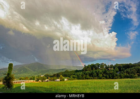 Trägt Tal mit Regenbogen in Wolken und Great Smokey Mountains im Hintergrund. Blick vom U.S. Highway 321 und Tennessee State Route 73, alias trägt Val Stockfoto