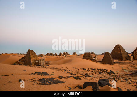 Meroe Pyramiden, Sudan - 19. Dezember 2015: ein Mann mit seinem Kamel in der Wüste Stockfoto