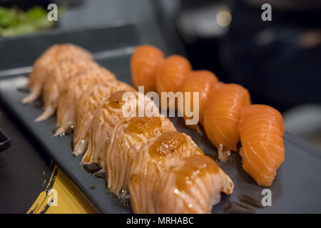 Satz von Lachs aburi Sushi mit saikyo-Sauce auf dem Teller Stockfoto