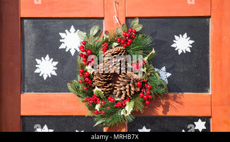 Weihnachten Kranz, Holztür mit Glas, Weihnachtsdekoration, Kiefer, Zweige und Pine Cone Stockfoto