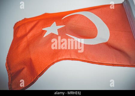 Türkische Fahne im Wind gegen den hellen Himmel Stockfoto