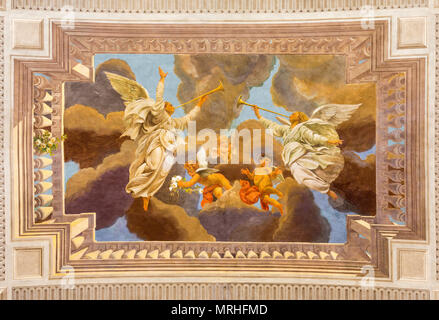 REGGIO EMILIA, Italien, 13. April 2018: Das deckenfresko der Engel mit dem trumphs in der Kirche Chiesa di San Pietro von Anselmo Govi (1939). Stockfoto
