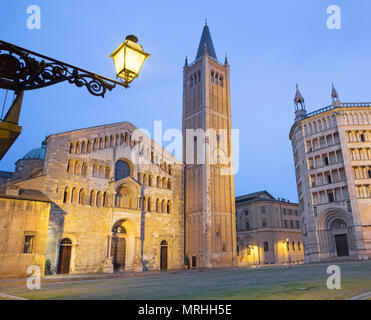 Parma - die Kuppel - Dom (La Kathedrale Santa Maria Assunta) und Baptisterium in der Abenddämmerung. Stockfoto