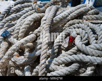 Altes Schiff Seil. Isoliert. Stock Bild Stockfoto