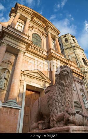 Reggio Emilia - der Kirche Basilica di San Prospero im Abendlicht. Stockfoto