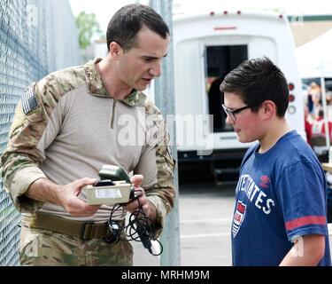 174th Attack Wing ist eine New Yorker Air National Guard Einheit, die vom Hancock Field in Syracuse aus operiert. Am 24. Mai 2017 unterstützten Mitarbeiter den USA Day an der Gillette Road Middle School, indem sie den Schülern Ressourcen zur Katastrophenvorsorge und taktischen Fähigkeiten demonstrierten. Das Archivbild dokumentiert die Teilnahme der Nationalgarde an einer wiederkehrenden Schulaufnahmeinitiative. Stockfoto