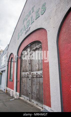 Port Chalmers, Dunedin, Neue Zealand-December 11,2016: gewölbte Fassade der Hafen Ställe Geschäft in der Innenstadt von Port Chalmers in Dunedin, Neuseeland Stockfoto