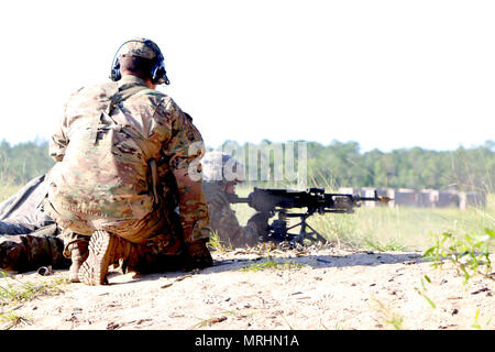 Staff Sgt. Michael Cruz, ein infanterist Charlie Company, 1.Bataillon, 30 Infanterie Regiment, 2 Infantry Brigade Combat Team, 3rd Infantry Division, overwatches Soldaten der 48th Infantry Brigade Combat Team während einer platoon live fire Übung (Lfx) am Fort Stewart, Ga, 15. Juni 2017. Der Lfx ist Teil der exportierbaren Combat Training Fähigkeiten (XCTC) Drehung 17-04. XCTC ist eine Übung, die der Armee zugehörigen Einheiten Pilot Programm unterstützt, indem sie aktiv, der Nationalgarde und der US-Army Reserve Einheiten zusammen die gesamte Armee zu stärken. (U.S. Armee Foto von SPC. Jonathan Wallace Stockfoto