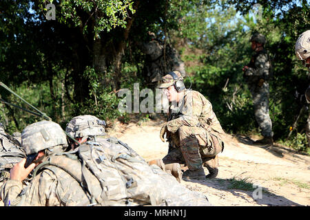 Staff Sgt. Michael Cruz, ein infanterist Charlie Company, 1.Bataillon, 30 Infanterie Regiment, 2 Infantry Brigade Combat Team, 3rd Infantry Division, overwatches Soldaten der 48th Infantry Brigade Combat Team während einer platoon live fire Übung (Lfx) am Fort Stewart, Ga, 15. Juni 2017. Der Lfx ist Teil der exportierbaren Combat Training Fähigkeiten (XCTC) Drehung 17-04. XCTC ist eine Übung, die der Armee zugehörigen Einheiten Pilot Programm unterstützt, indem sie aktiv, der Nationalgarde und der US-Army Reserve Einheiten zusammen die gesamte Armee zu stärken. (U.S. Armee Foto von SPC. Jonathan Wallace Stockfoto