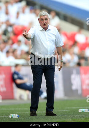 Steve Bruce, Manager der Aston Villa, ist während des Sky Bet Championship Finales im Wembley Stadium, London, auf der Touchline. DRÜCKEN SIE VERBANDSFOTO. Bilddatum: Samstag, 26. Mai 2018. Siehe PA Geschichte FUSSBALL-Meisterschaft. Bildnachweis sollte lauten: Nigel French/PA Wire. EINSCHRÄNKUNGEN: Keine Verwendung mit nicht autorisierten Audio-, Video-, Daten-, Fixture-Listen, Club-/Liga-Logos oder „Live“-Diensten. Online-in-Match-Nutzung auf 75 Bilder beschränkt, keine Videoemulation. Keine Verwendung in Wetten, Spielen oder Veröffentlichungen für einzelne Vereine/Vereine/Vereine/Spieler Stockfoto