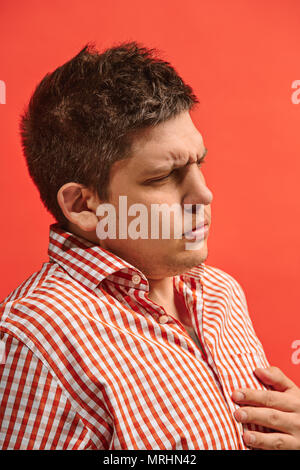 Junger Mann mit einem Schmerzen im Herzen überwältigt Stockfoto