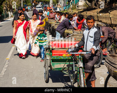 Indische Touristen genießen eine Rikscha Fahrt im Tuk Tuk, Malital, Nainital, Uttarakhand, Indien Stockfoto