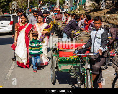 Indische Touristen genießen eine Rikscha Fahrt im Tuk Tuk, Malital, Nainital, Uttarakhand, Indien Stockfoto