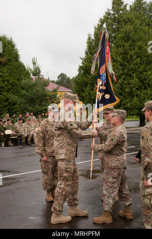 Soldaten der 1 Battalion, 179Th Infantry Regiment, 45th Infantry Brigade Combat Team versammelten sich heute mit Familie, Freunden und Gästen die Karriere von zu feiern - Kommandeur, Oberstleutnant Colby Wyatt, und begrüßen die neuen Kommandanten, Maj Adam Headrick, während eine Änderung der Befehl Zeremonie am Yavoriv Combat Training Center auf dem internationalen Friedens und der Sicherheit, in der Nähe der Yavoriv, Ukraine statt, am 17. Juni. Der 45 IBCT ist in der Ukraine als Teil des Gemeinsamen multinationalen Ausbildung Group-Ukraine, eine internationale Koalition zur Verbesserung trai der CTC dedizierte bereitgestellt Stockfoto