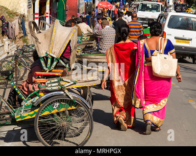 Indische Touristen genießen eine Rikscha Fahrt am Malital, Nainital, Uttarakhand, Indien Stockfoto