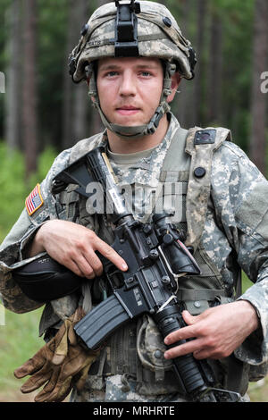 Sgt. Chase Sauger, der Vater eines mit C., 6. Brigade Engineer Battalion, 4th Infantry Brigade Combat Team (Airborne), 25 Infanterie Division nimmt eine Pause von der Arbeit an Equipment für ein Foto zu posieren. "Sie haben nicht die Verantwortung für die Betreuung der Soldaten verstehen, bis sie ihr eigenes Kind haben, dann verstehen Sie, dass das sind alle Menschen Kinder Sie sind verantwortlich für die Pflege der Zitzen," sagte. "Ich denke, die Eltern von Menschen in dieser Brigade stolz sein sollten, dass sie uns gegeben haben jemand stark genug in unserer Familie zu sein." (aus den USA Armee Foto: Staff Sgt. Da Stockfoto