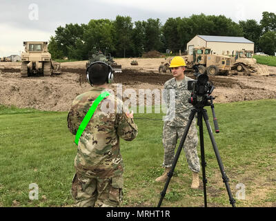 Von links, Sgt. John Berry mit dem im Broadcast Operations Loslösung, 63. Regionale Unterstützung Befehl, Interviews Spec. Michael Nugent der 411 Engineer Company, 416th Theater Ingenieur Befehl, über den innovativen Readiness Training Mission in Montrose, Minnesota, 16. Juni 2017. Innovative Readiness Training ist ein Dual-purpose Mission entwickelt, zivil-militärische Beziehungen aufzubauen und gleichzeitig die Verbesserung der Fähigkeit und Bereitschaft, sich in die Armee finden. (U.S. Armee finden Foto von Kapitän Michael Havro 211 Mobile Public Affairs Abteilung) Stockfoto