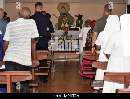 Mitglieder der Task Force - Horn von Afrika am Lager Lemonnier, Dschibuti, an einem römisch-katholischen Gottesdienst in der Kathedrale Notre-Dame du Bon-Pasteur de Dschibuti mit lokalen Zivilisten in Djibouti, Dschibuti, 15. Juni 2017. Dies ist das zweite mal in drei Jahren, dass der CJTF-HOA religiöse Angelegenheiten Büro erleichtert hat, die Mitglieder zu der Kathedrale seit 2014 al-Shabaab Angriff in Dschibuti ihre Bemühungen angehalten. (U.S. Air National Guard Foto von Tech. Sgt. Andria Allmond) Stockfoto