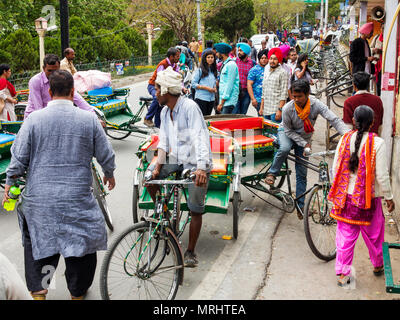 Indische Touristen genießen eine Rikscha Fahrt im Tuk Tuk, Malital, Nainital, Uttarakhand, Indien Stockfoto